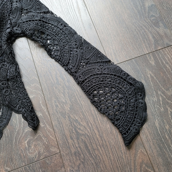 ❌️SOLD❌️Crochet Lace Crop Top - Picture 3 of 9